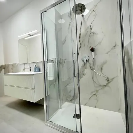 Luxury 1 Bedroom Apartment, Close To San Siro, Fiera And 10 Min Metro To Duomo Apartment *